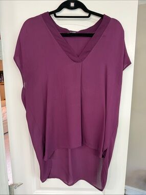 Vince V-Neck Short Sleeve Tunic in Plum
